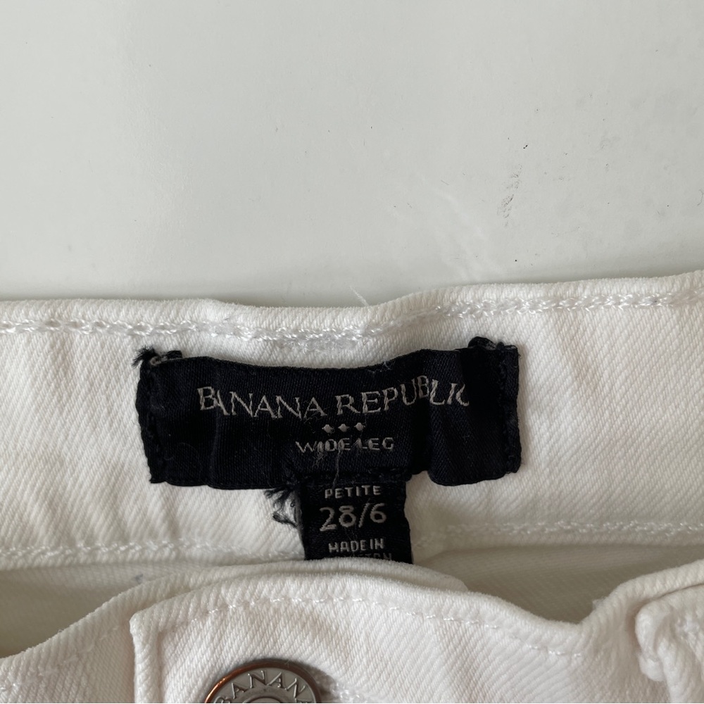 Banana Republic High Rise Wide Leg Cropped Jean in White, Size 28 / 6 - Picture 3 of 12